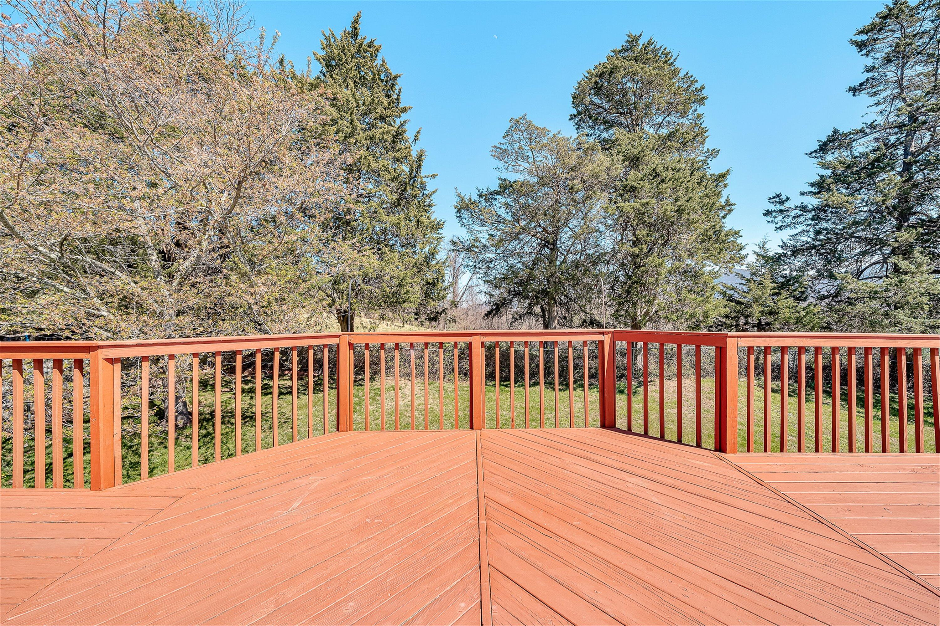 7901 Cedar Edge Road Roanoke, VA 24018 - Photo 31 of 49 Deck