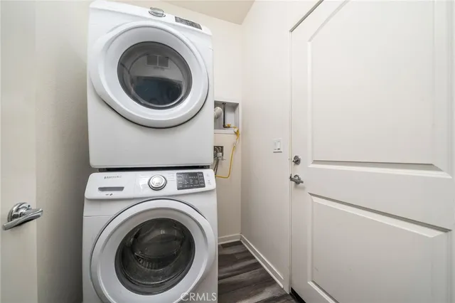 a close up view of a washer and dryer