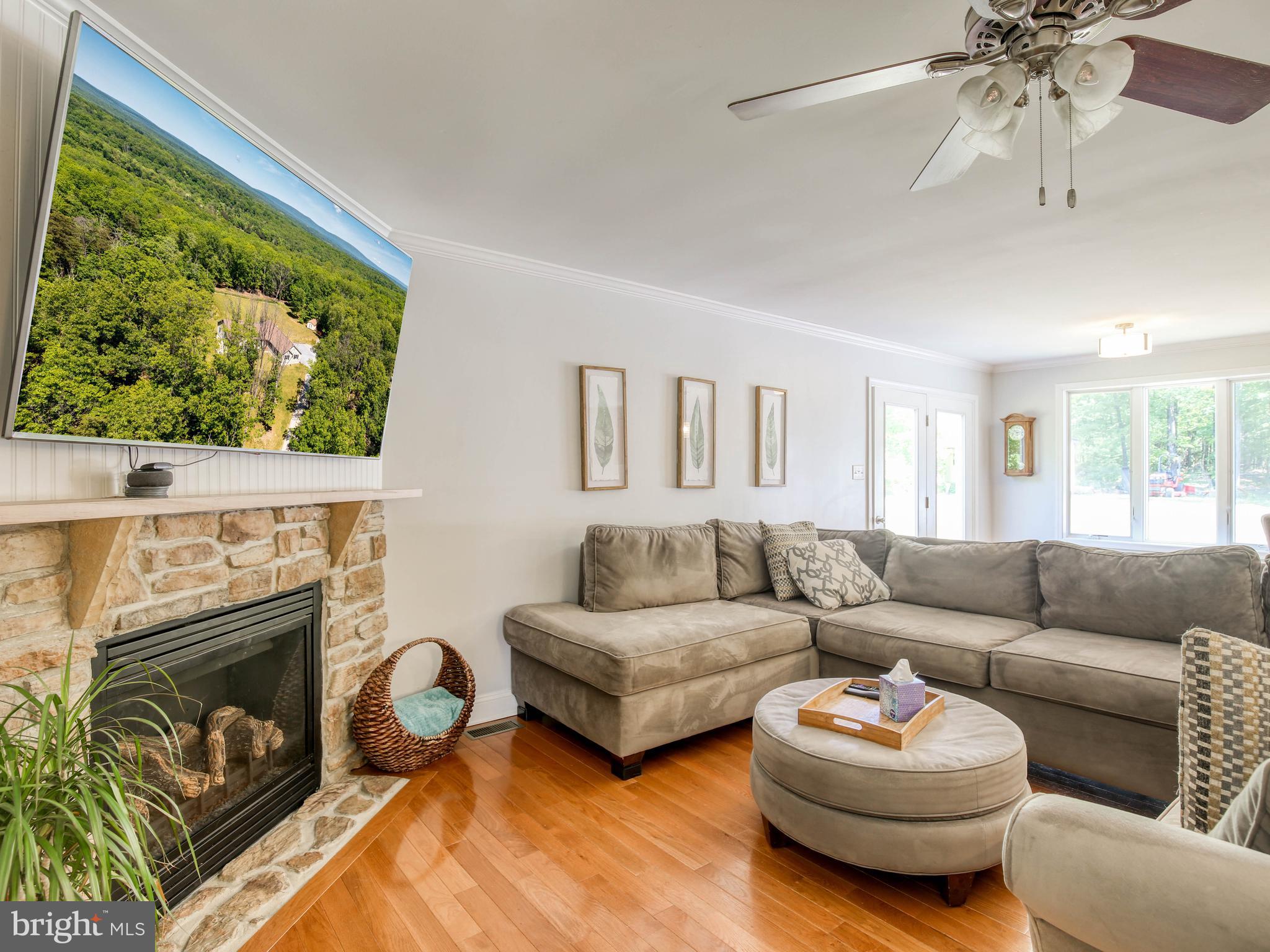 959 Adams Road Winchester, VA 22603 - Photo 6 of 42 Living Room
