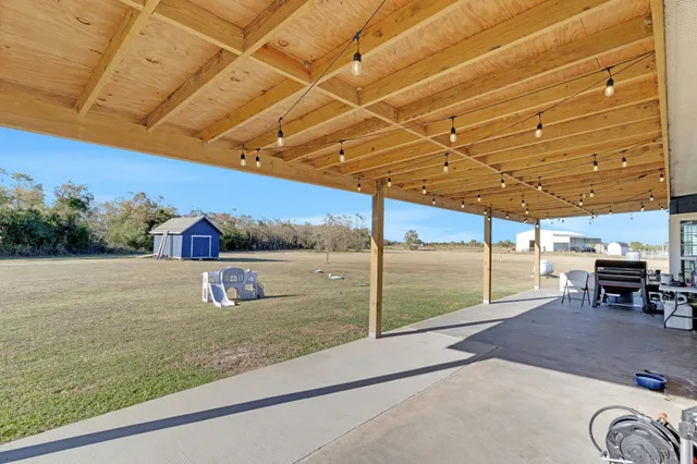 a view of a backyard