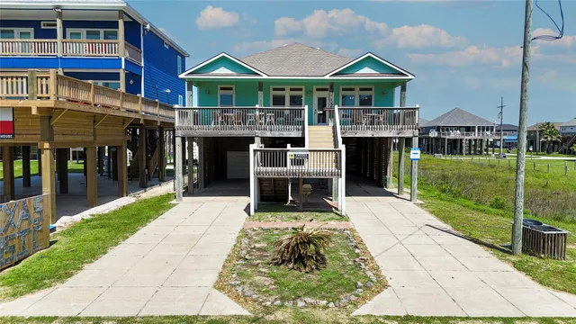 $2,400 | 1121 Blue Water Drive, Crystal Beach, TX 77650