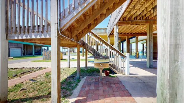 $2,400 | 1121 Blue Water Drive, Crystal Beach, TX 77650