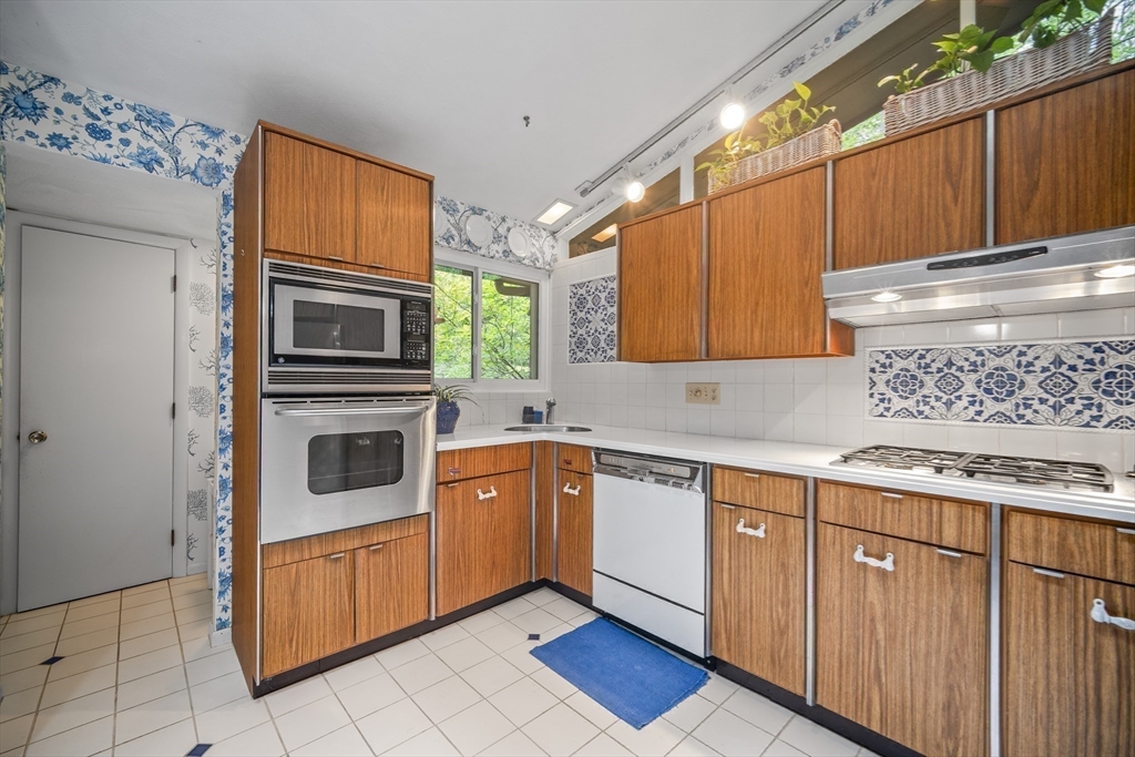 39 Indian Ridge Road Natick, MA 01760 - Photo 10 of 28 Gallery Image 10