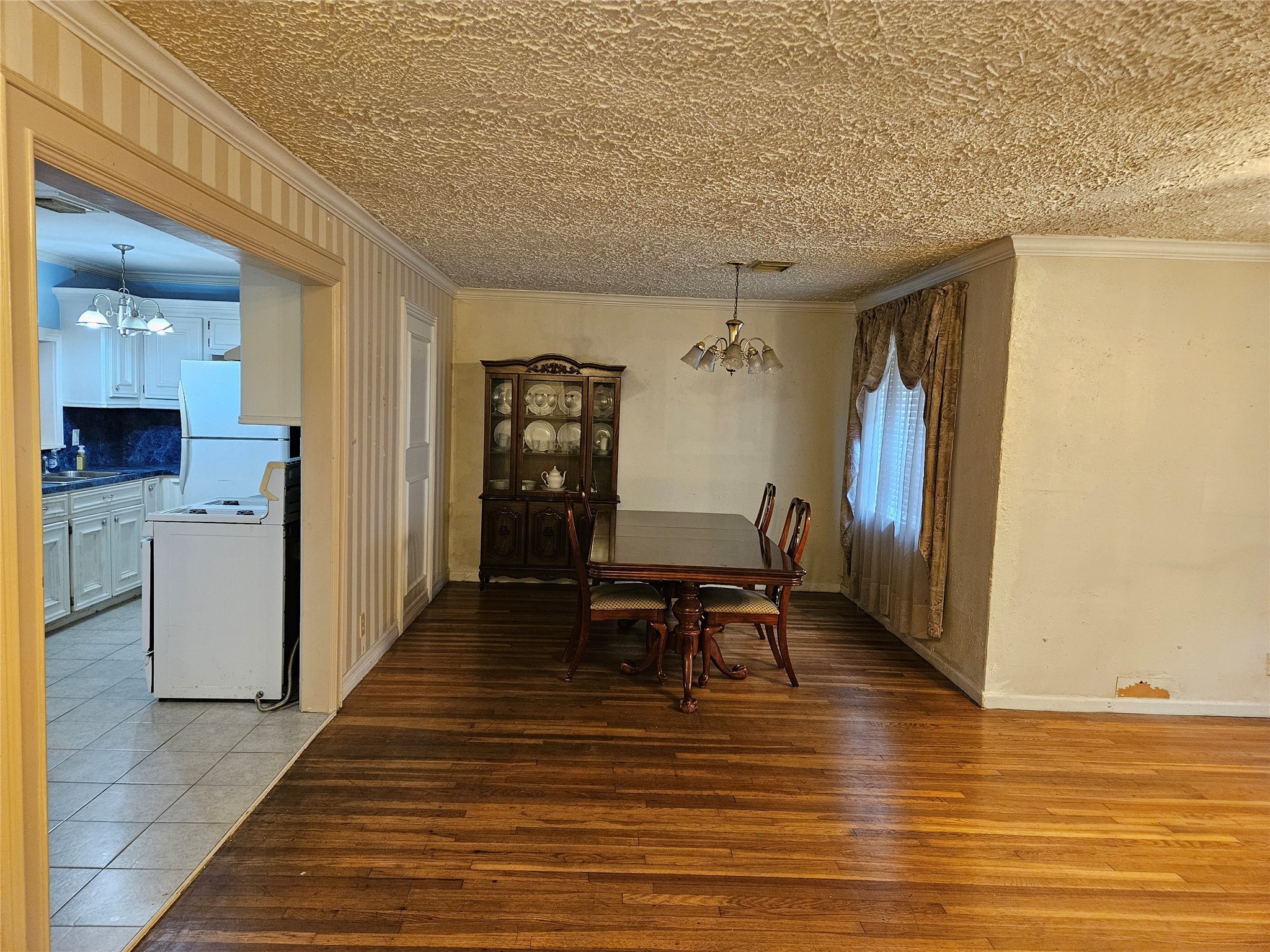5218 Cortelyou Lane Houston, TX 77021 - Photo 15 of 45 a view of a dining room with furniture and wooden floor