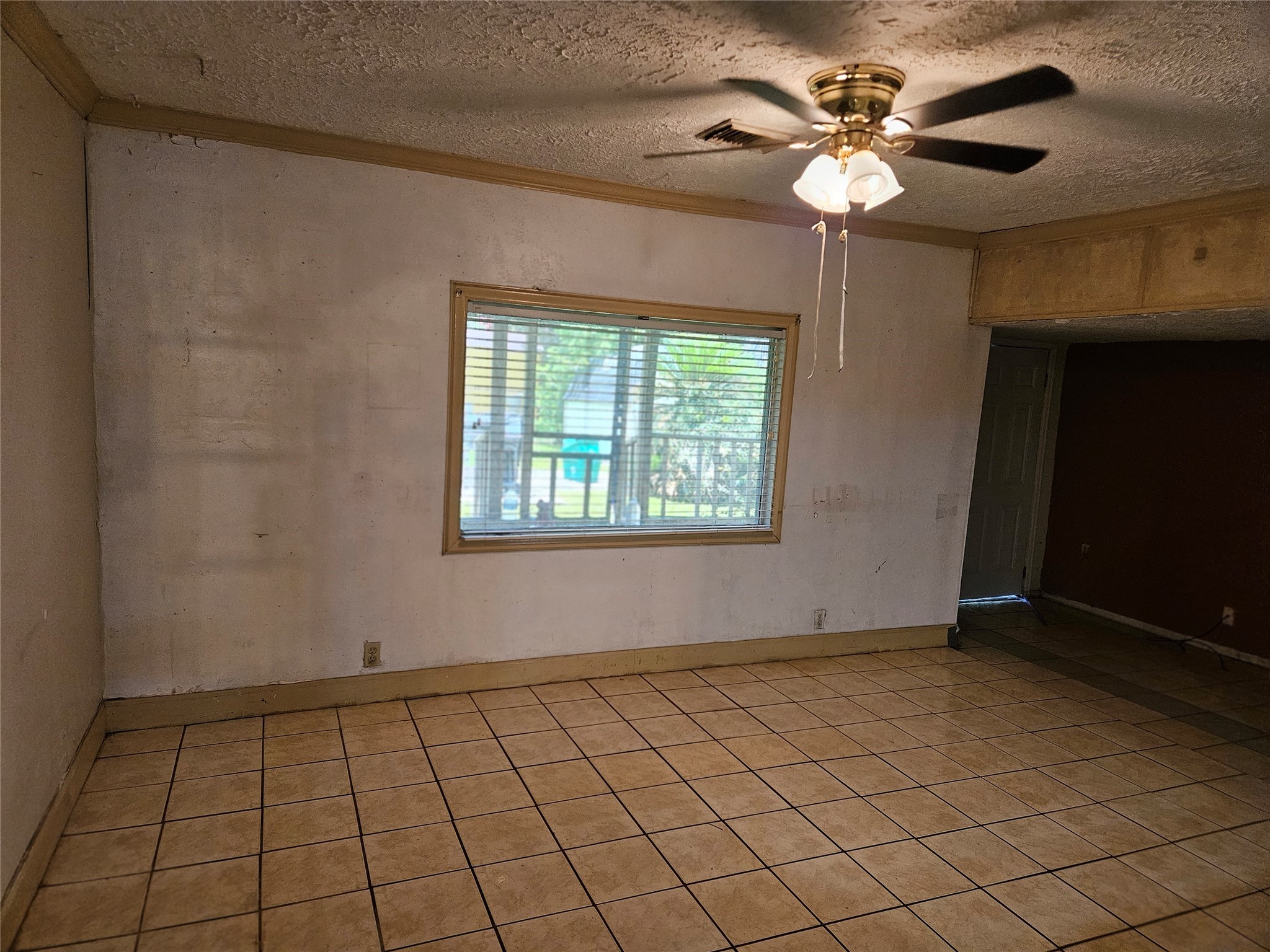 5218 Cortelyou Lane Houston, TX 77021 - Photo 16 of 45 an empty room with windows and fan