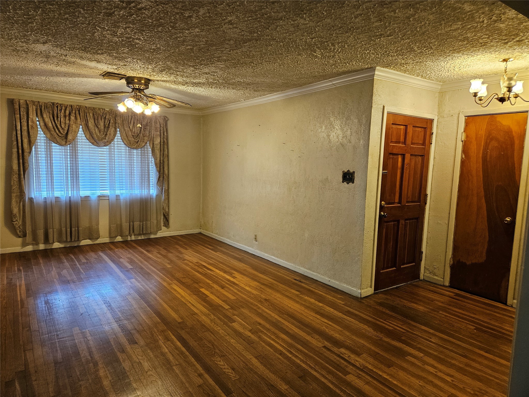 5218 Cortelyou Lane Houston, TX 77021 - Photo 17 of 45 a view of an empty room with wooden floor and a window