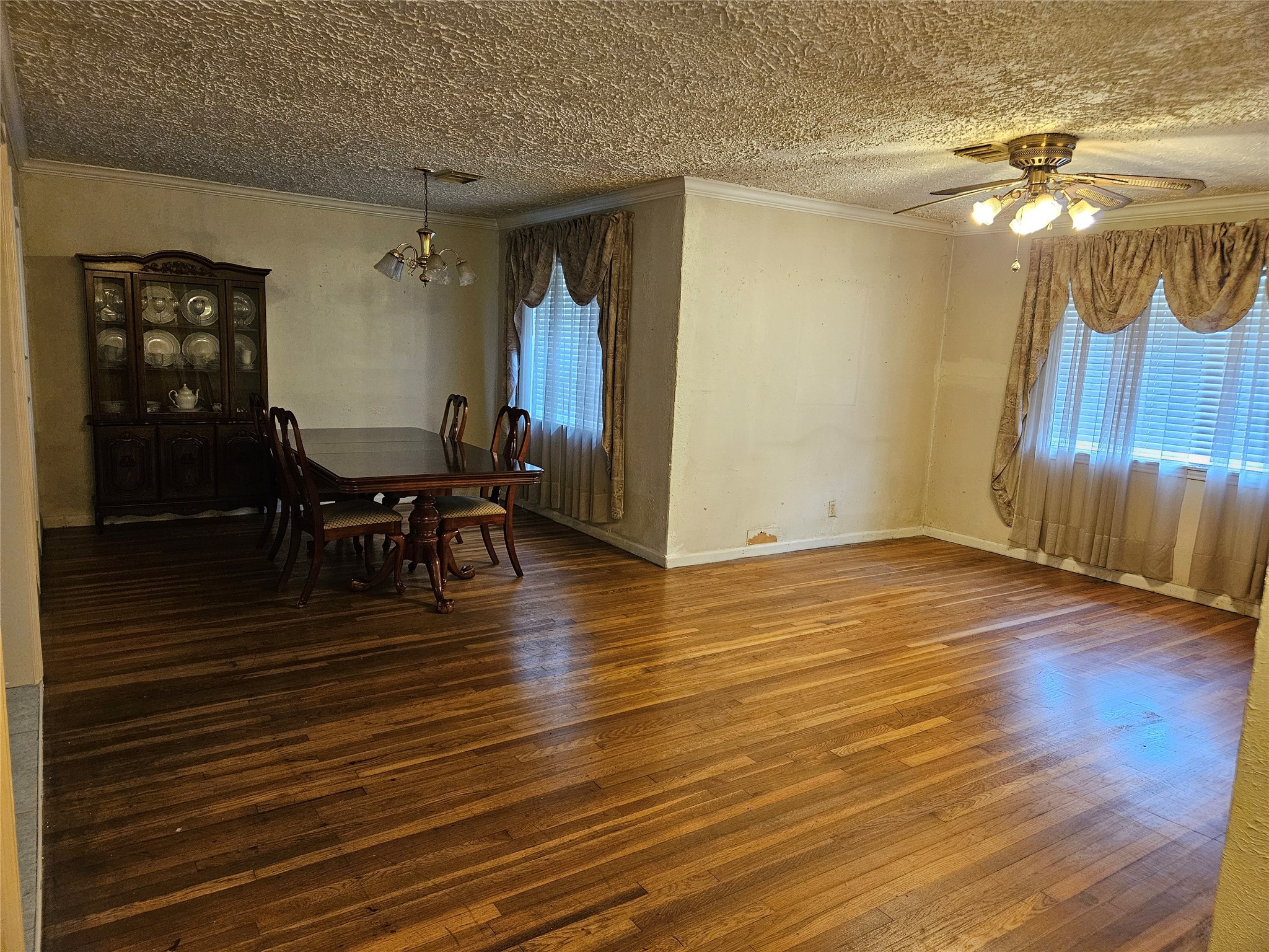 5218 Cortelyou Lane Houston, TX 77021 - Photo 18 of 45 a view of a dining room with furniture and wooden floor