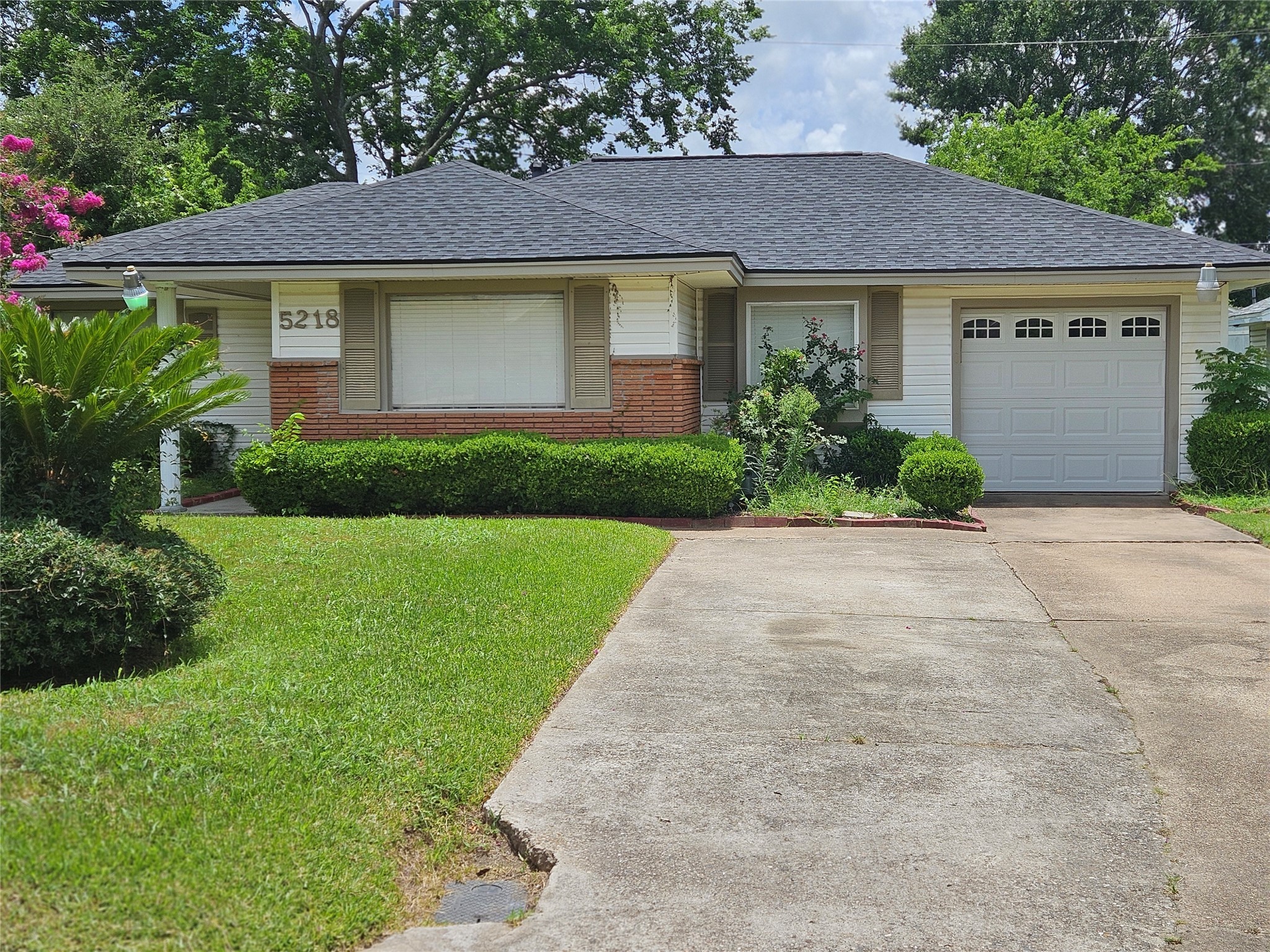 5218 Cortelyou Lane Houston, TX 77021 - Photo 2 of 45 a front view of a house with a garden