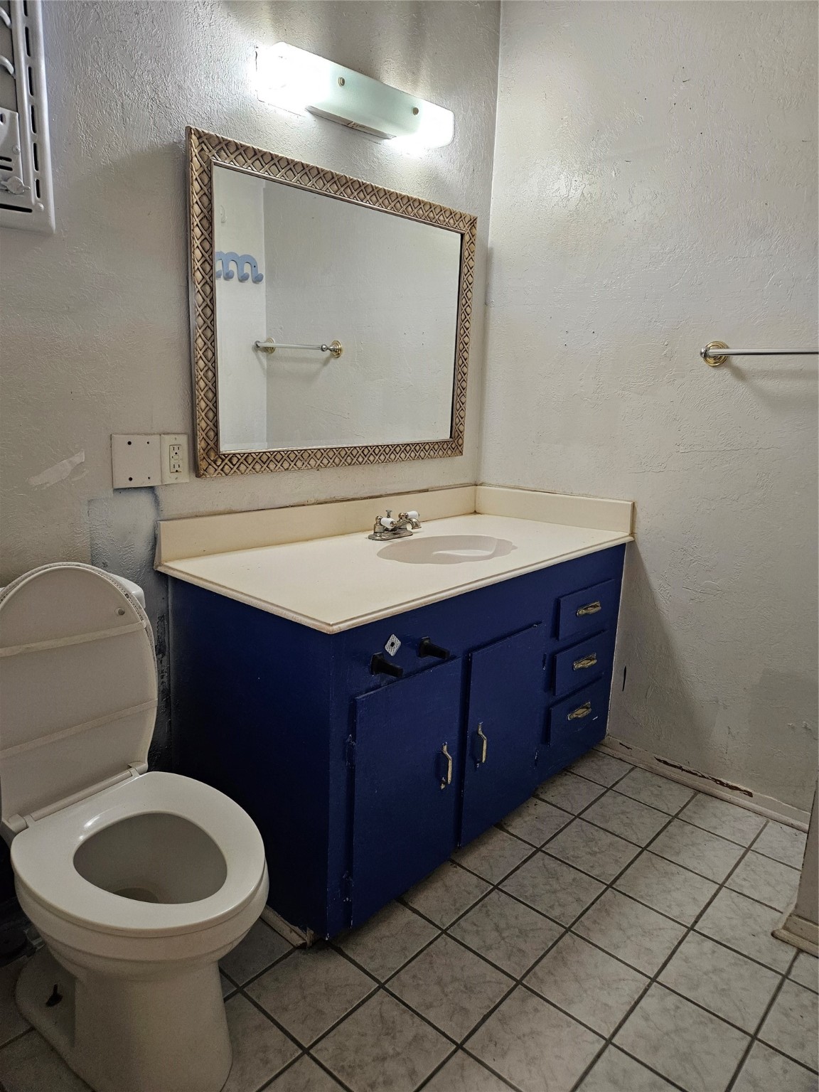 5218 Cortelyou Lane Houston, TX 77021 - Photo 24 of 45 a bathroom with a toilet sink and mirror