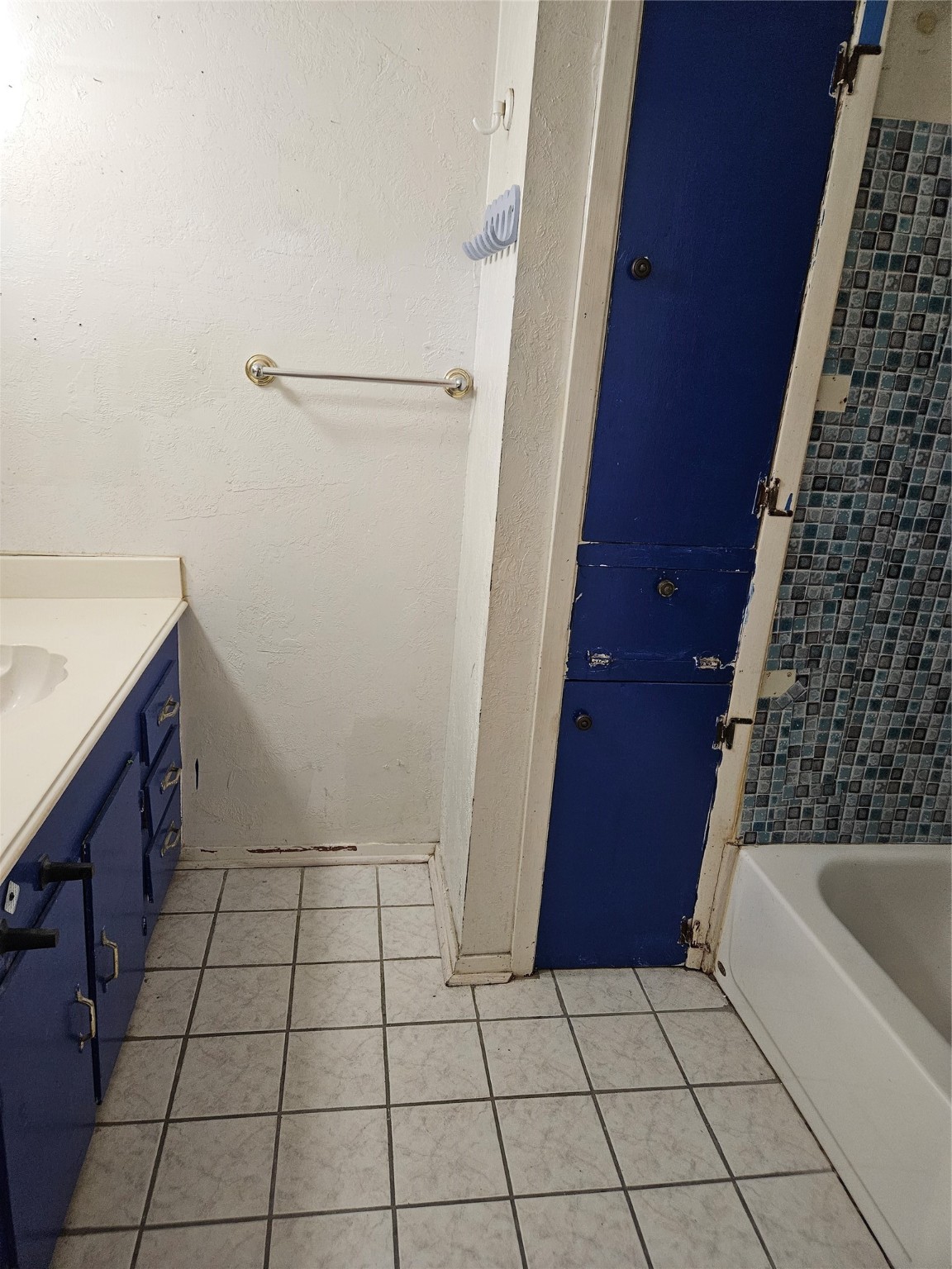 5218 Cortelyou Lane Houston, TX 77021 - Photo 25 of 45 a bathroom with a bathtub