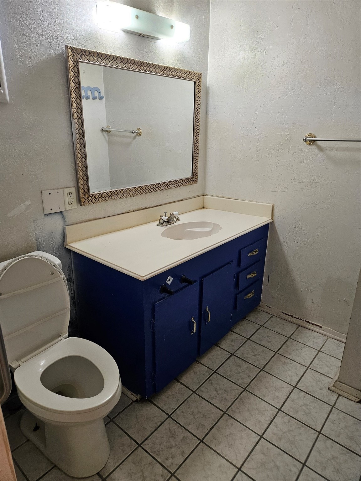 5218 Cortelyou Lane Houston, TX 77021 - Photo 26 of 45 a bathroom with a toilet sink and mirror