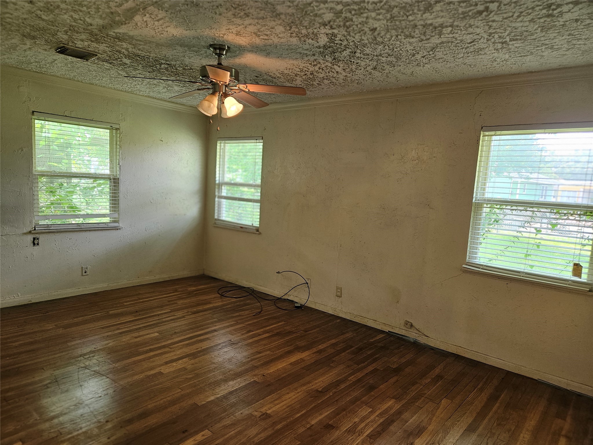 5218 Cortelyou Lane Houston, TX 77021 - Photo 27 of 45 an empty room that has a window