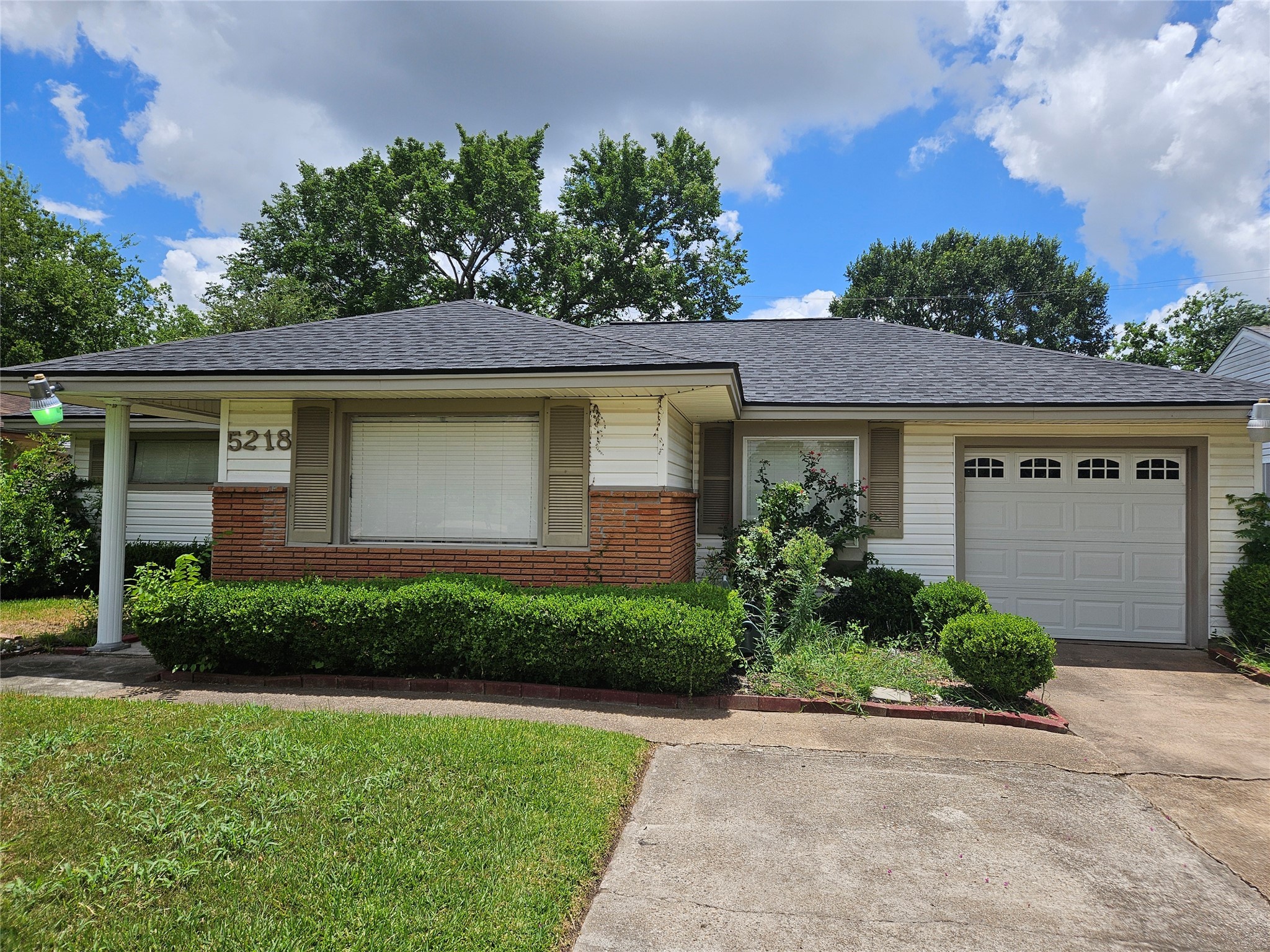 5218 Cortelyou Lane Houston, TX 77021 - Photo 3 of 45 front view of a house with a yard