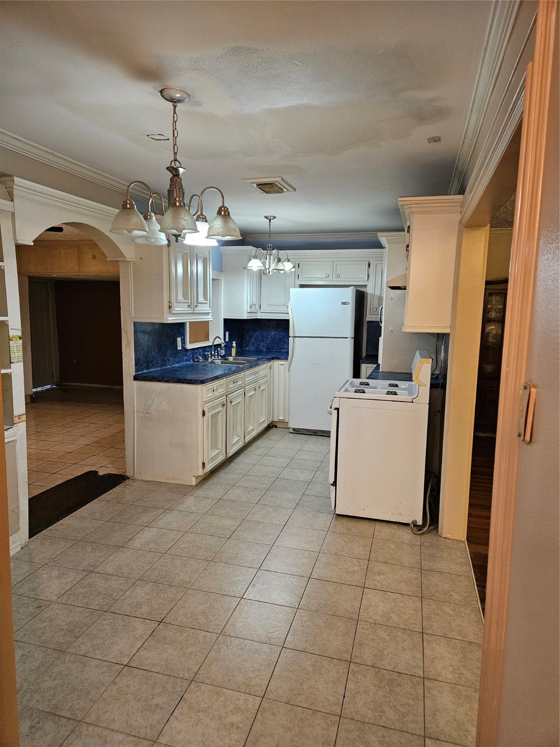 5218 Cortelyou Lane Houston, TX 77021 - Photo 35 of 45 a view of kitchen with refrigerator and microwave