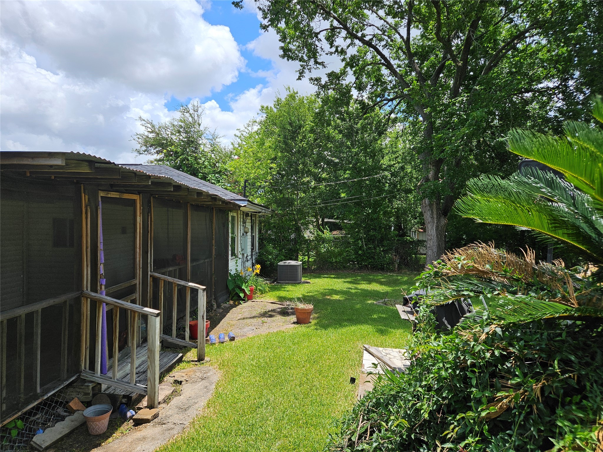 5218 Cortelyou Lane Houston, TX 77021 - Photo 39 of 45 a backyard of a house with lots of green space