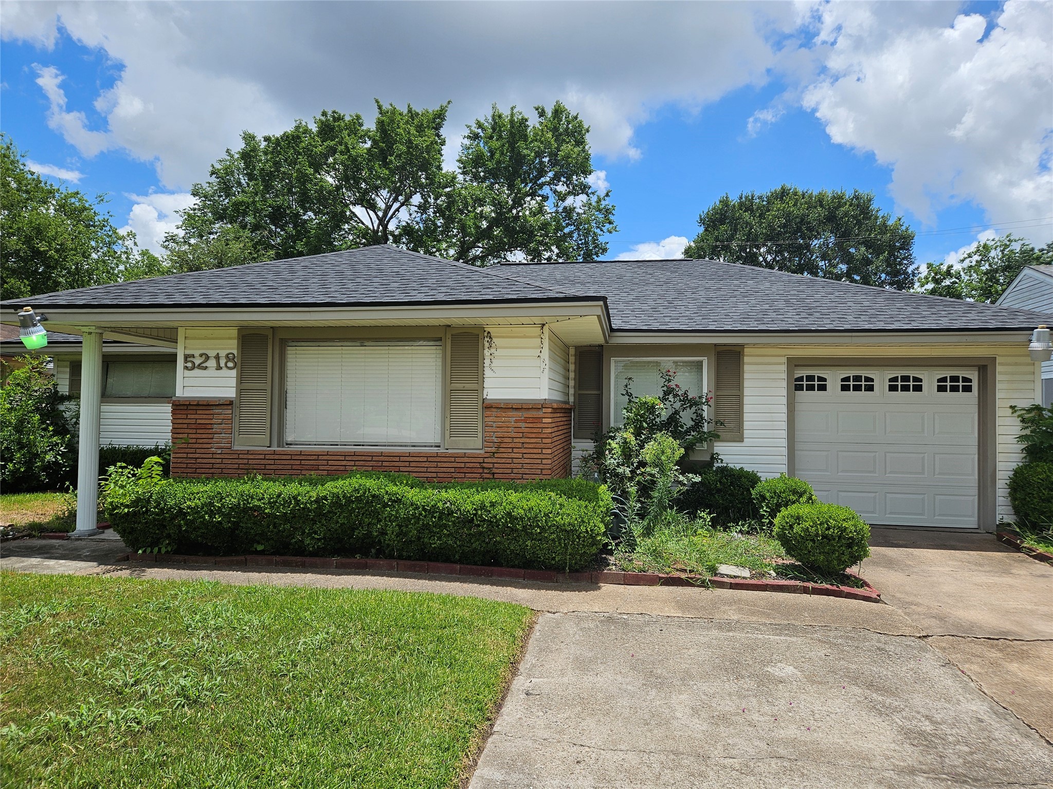 5218 Cortelyou Lane Houston, TX 77021 - Photo 4 of 45 front view of a house with a yard