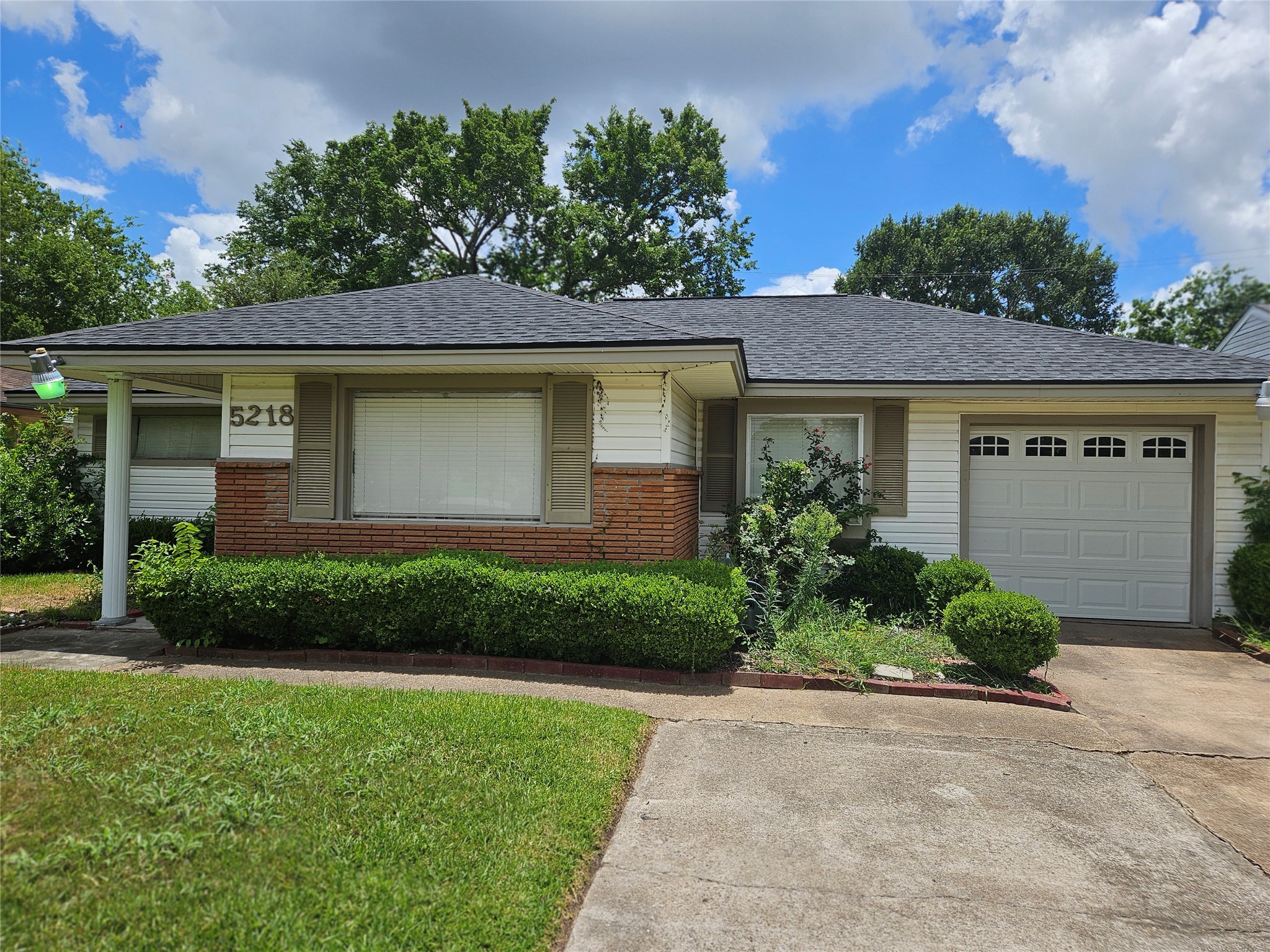 5218 Cortelyou Lane Houston, TX 77021 - Photo 5 of 45 front view of a house with a yard