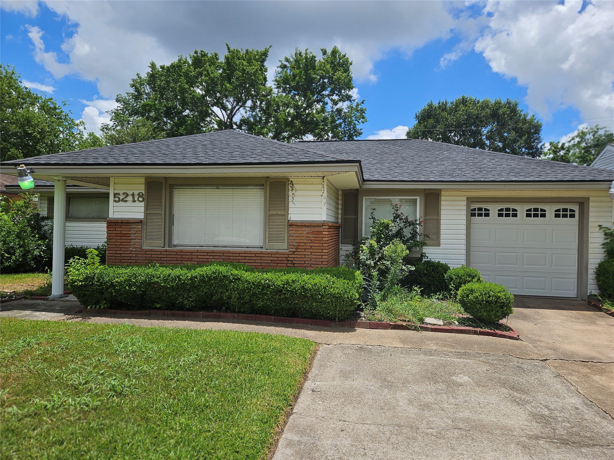 5218 Cortelyou Lane Houston, TX 77021 - Photo 6 of 45 front view of a house with a yard