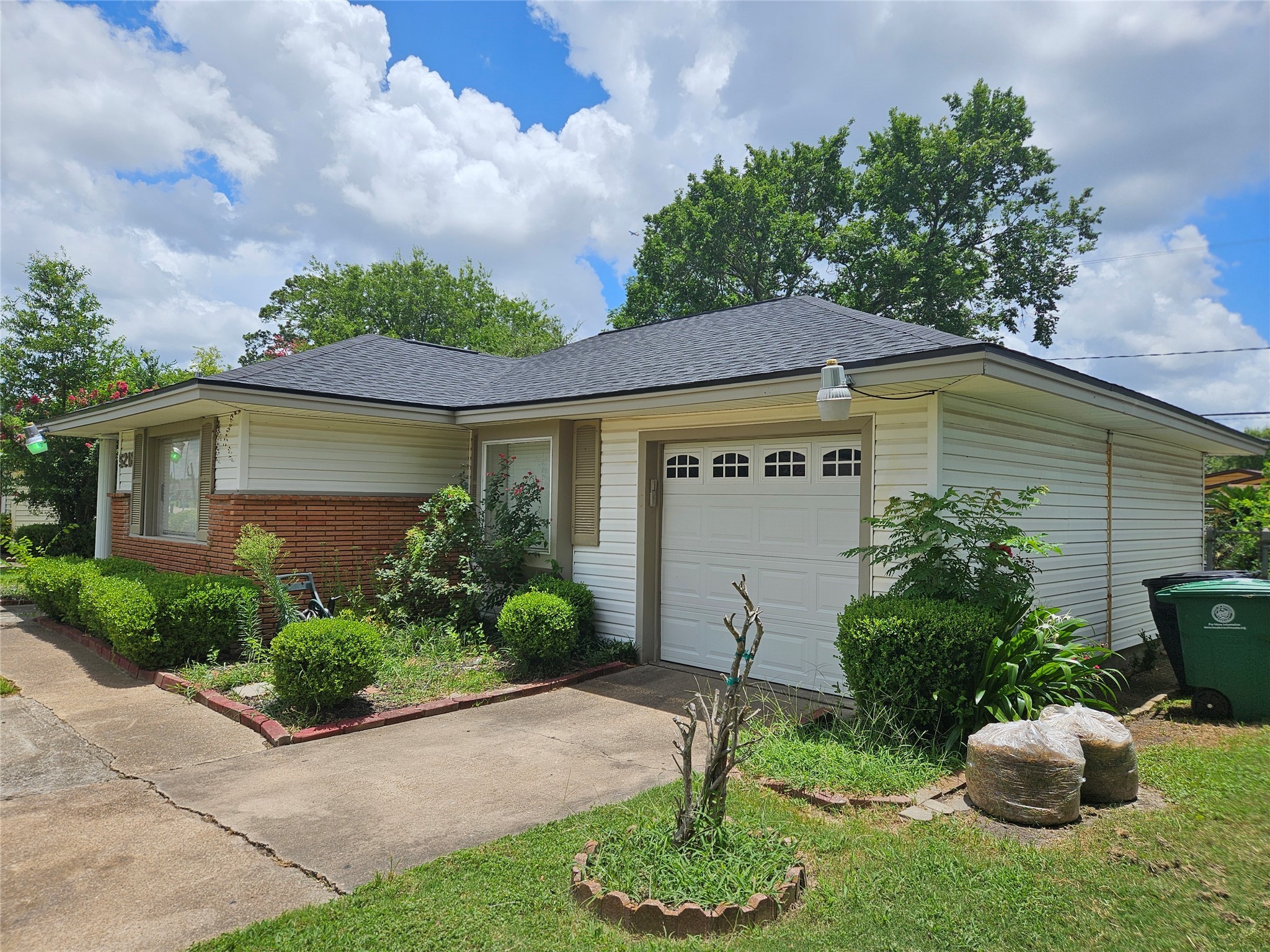 5218 Cortelyou Lane Houston, TX 77021 - Photo 10 of 45 a view of a house with backyard and garden