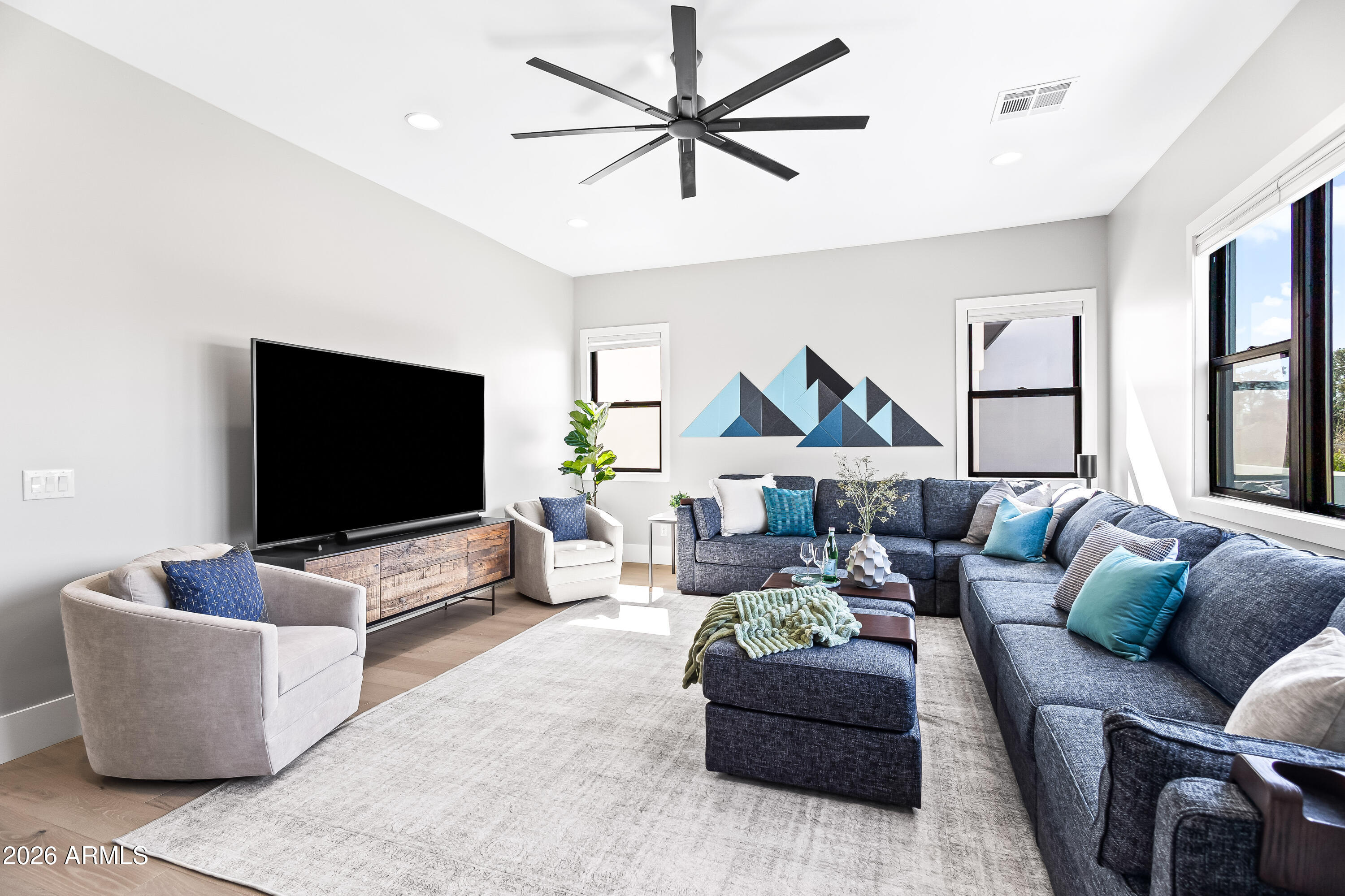 5136 North 10th Way Phoenix, AZ 85014 - Photo 23 of 42 Media / Lounge flex room