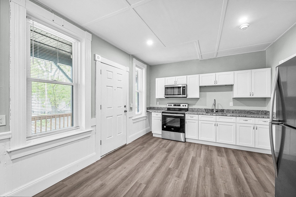 76 Maple Street Northampton, MA 01062 - Photo 4 of 21