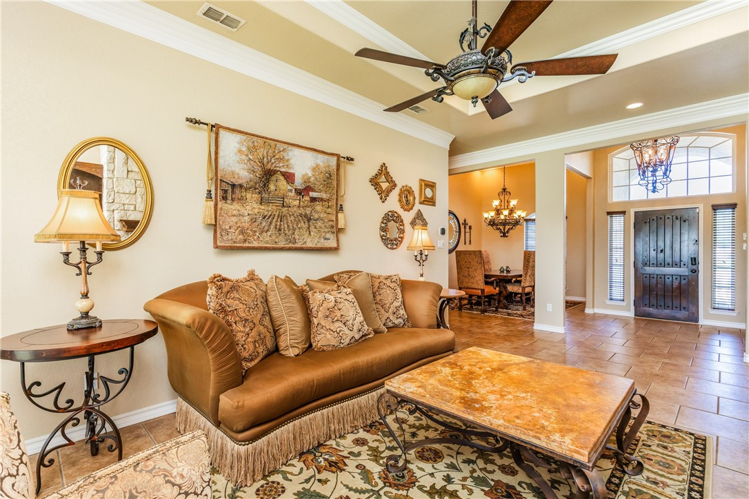 307 Heathercrest Portland, TX 78374 - Photo 5 of 40 a living room with couch and a dining table