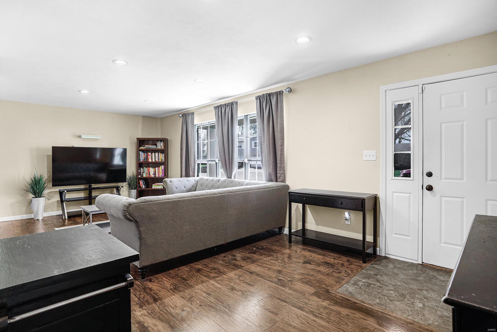 723 Fort Henry Road Belleville, IL 62221 - Photo 4 of 22 Gallery Image 4