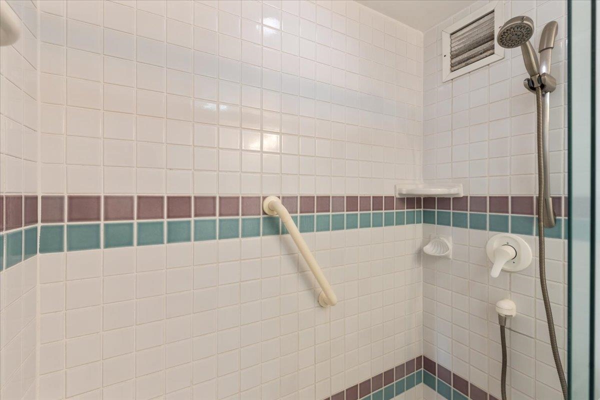 760 South Kihei Road, Unit 422 Kihei, HI 96753 - Photo 20 of 34 a bathroom with a bathtub