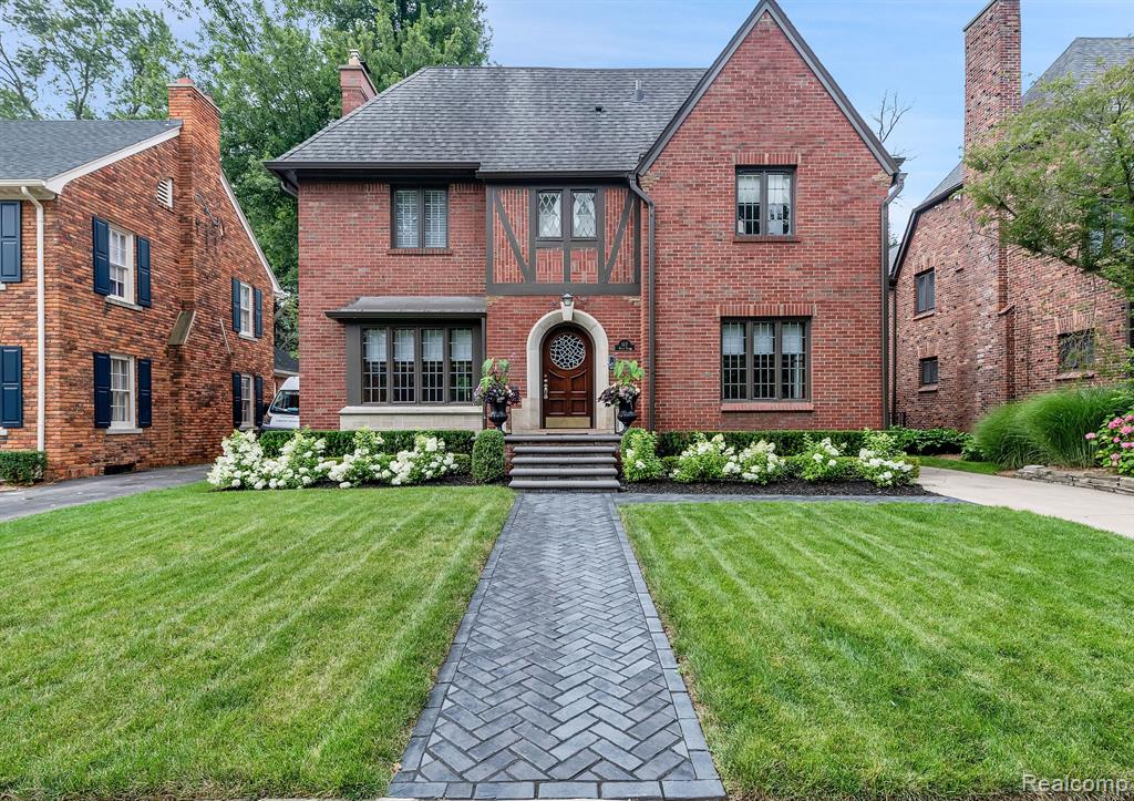 117 Moran Road Grosse Pointe Farms, MI 48236 - Photo 1 of 31