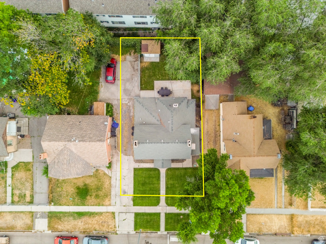 369 200 North Provo, UT 84601 - Photo 24 of 32 The driveway is shared and divided with the home to the east. The duplex has two tandem parking spaces at the rear of the driveway, along with additional street parking.