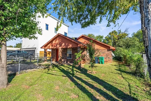 $1,800 | 212 North Wood Street, Denton, TX 76205