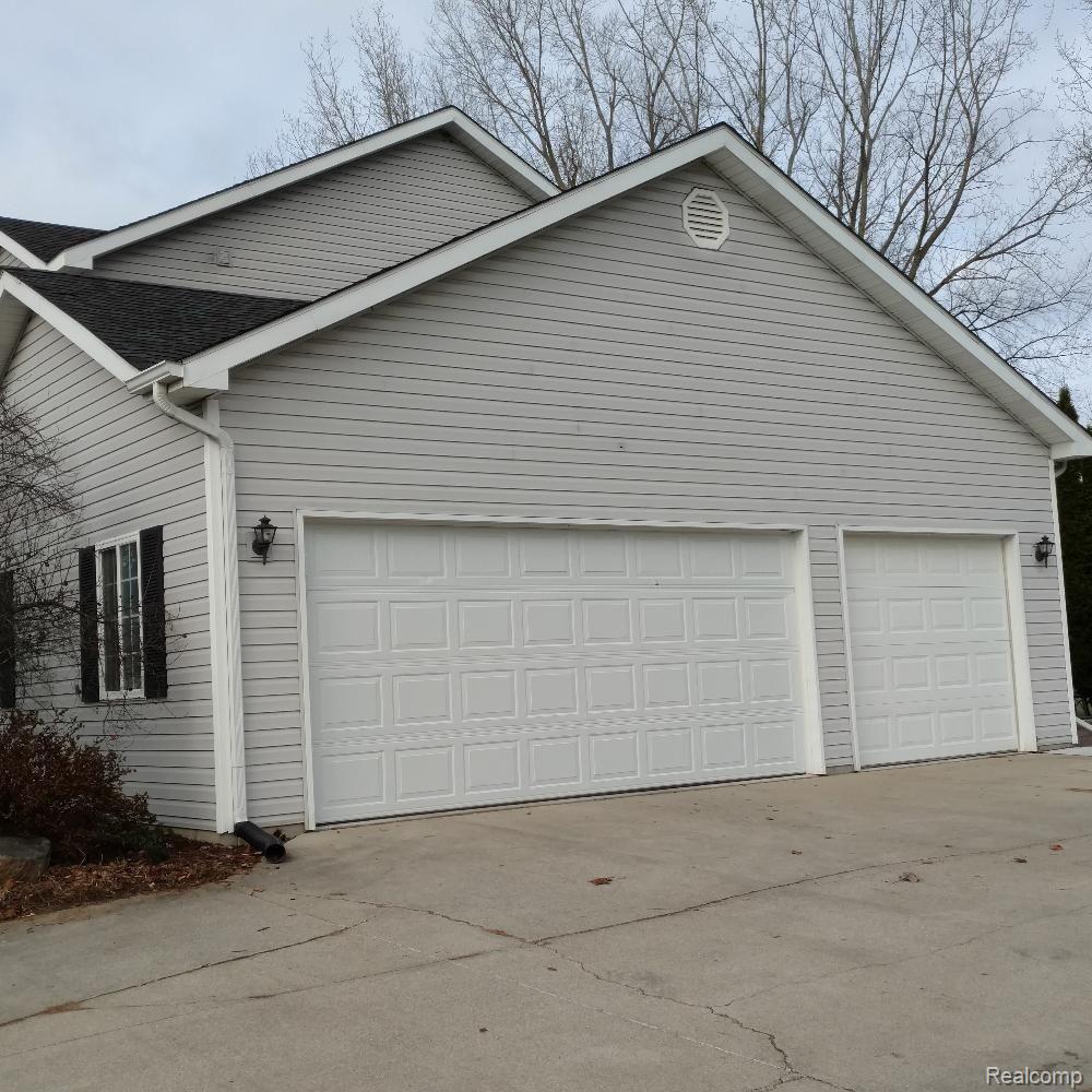 2420 Bull Run Road Oxford, MI 48371 - Photo 4 of 7 Outside Garage.jpg
