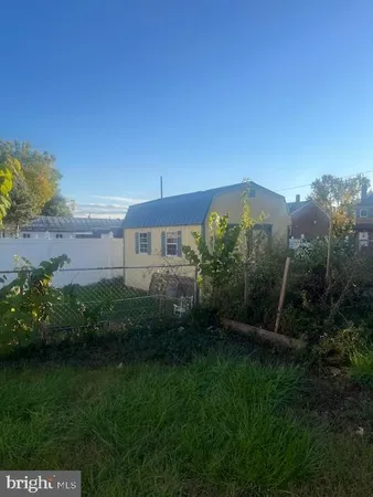 a view of a back yard