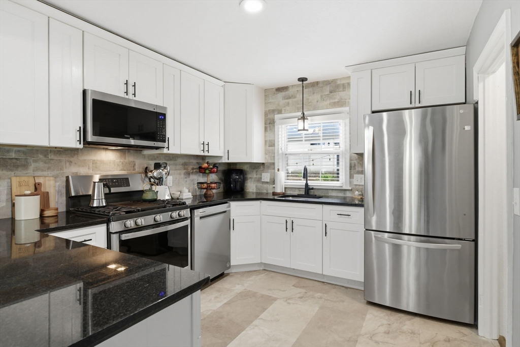 620 Roosevelt Avenue Springfield, MA 01118 - Photo 6 of 42