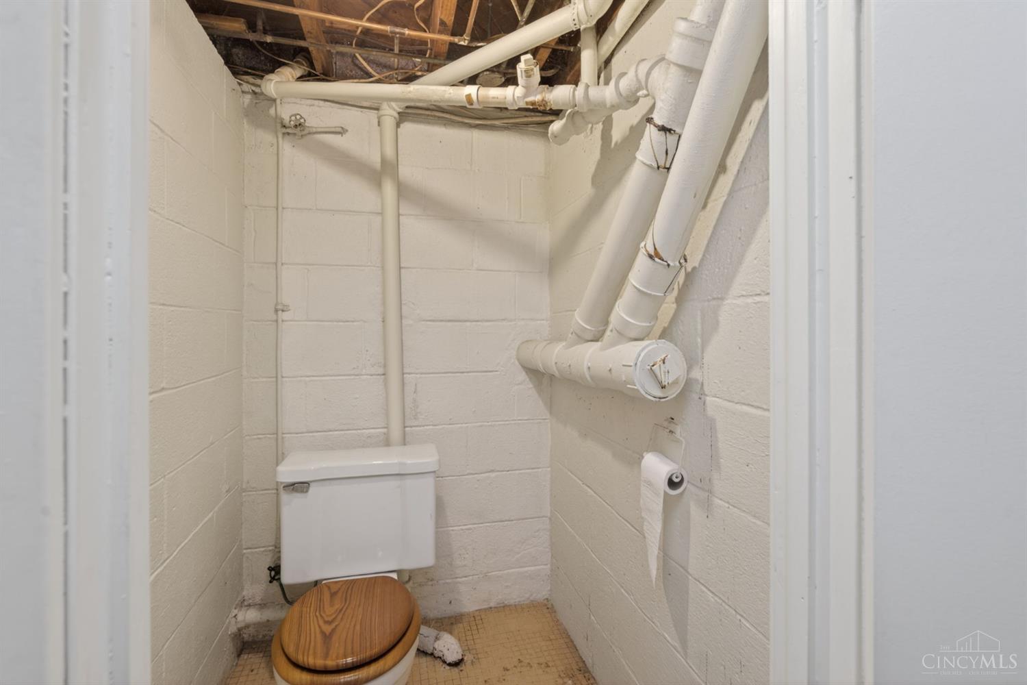 1065 Mc Kelvey Road Cincinnati, OH 45231 - Photo 25 of 38 Basement - Toilet