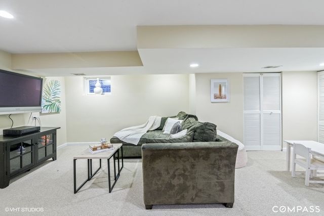 a view of a house with backyard and tree
