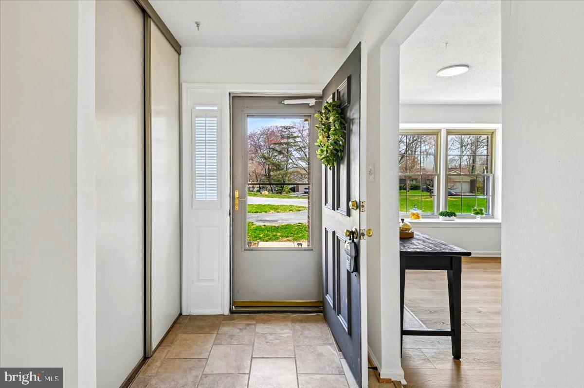 860 Woodmont Road Annapolis, MD 21401 - Photo 3 of 55 Foyer Area