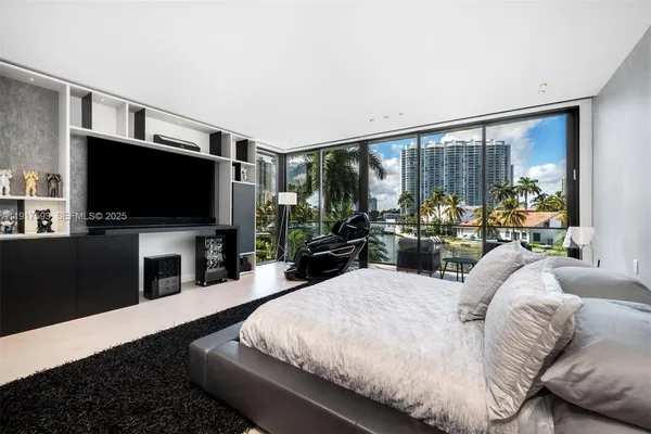 $16,900,000 | 342 S Parkway, Golden Beach, FL 33160