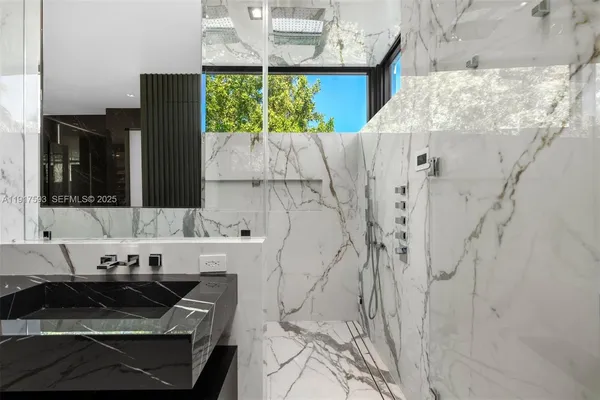 $16,900,000 | 342 S Parkway, Golden Beach, FL 33160