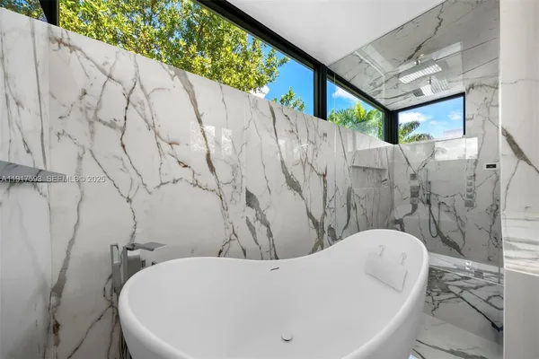 $16,900,000 | 342 S Parkway, Golden Beach, FL 33160