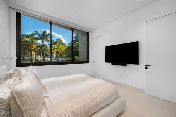 $16,900,000 | 342 S Parkway, Golden Beach, FL 33160