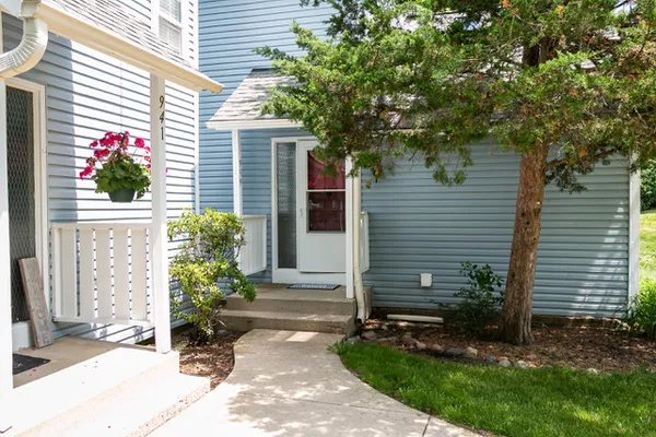 $2,300 | 939 Chase Court, Gurnee, IL 60031