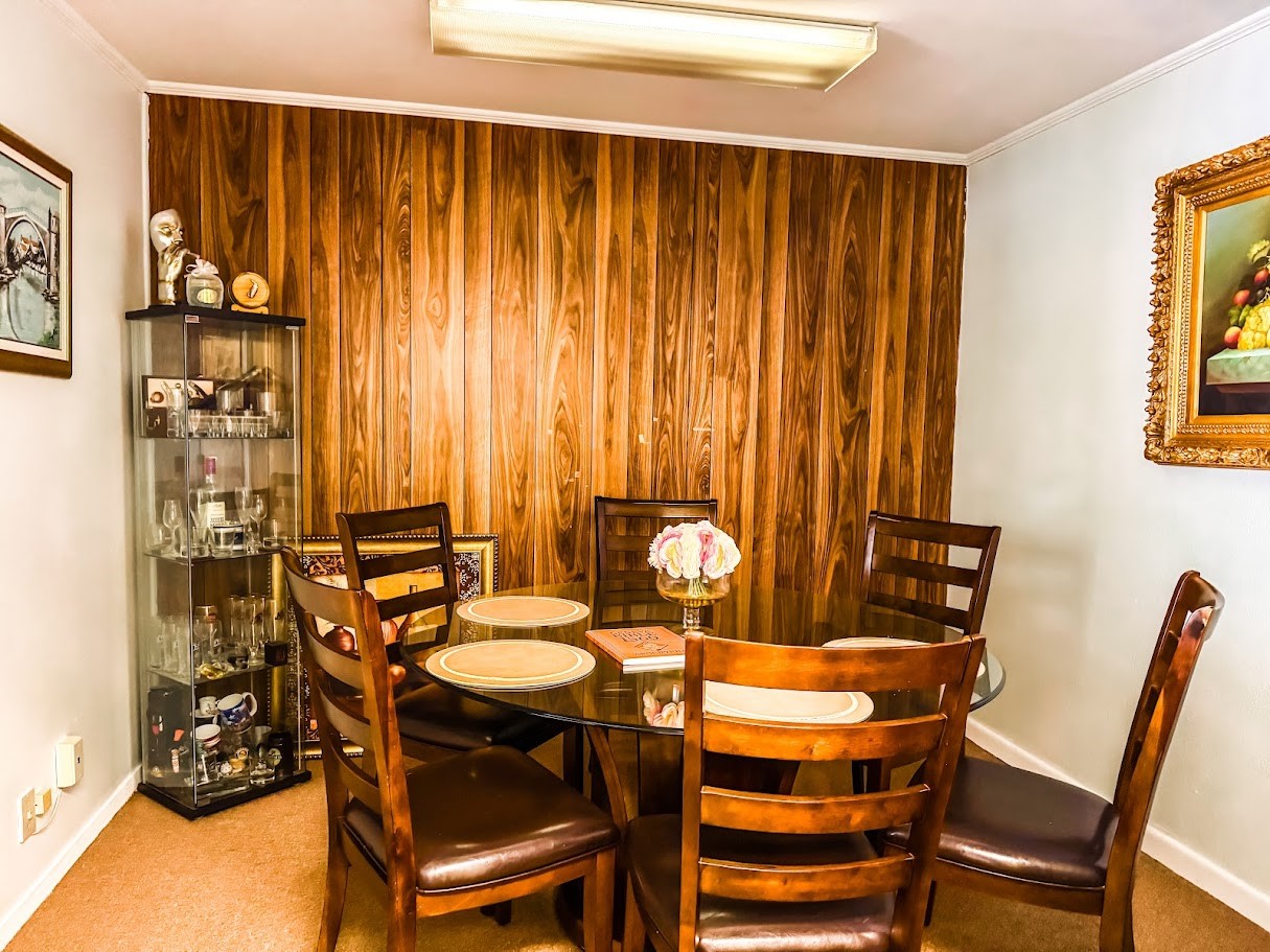 552 East Commerce Street Fairfield, TX 75840 - Photo 5 of 20 a view of a dining room with furniture and chandelier