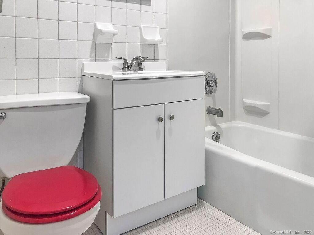87 Glenbrook Road, Unit 3E Stamford, CT 06902 - Photo 10 of 11 a bathroom with a sink toilet and bathtub