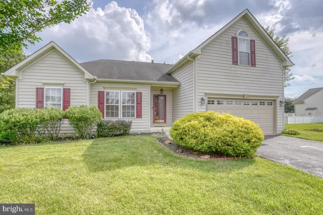 a view of a house with backyard and garden