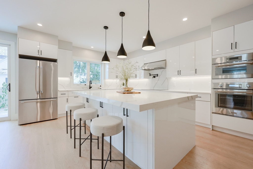 23 Pilgrim Road Wellesley, MA 02481 - Photo 7 of 30