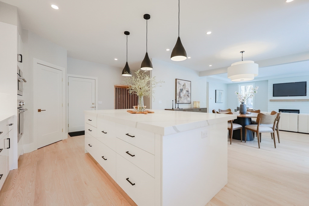 23 Pilgrim Road Wellesley, MA 02481 - Photo 9 of 30