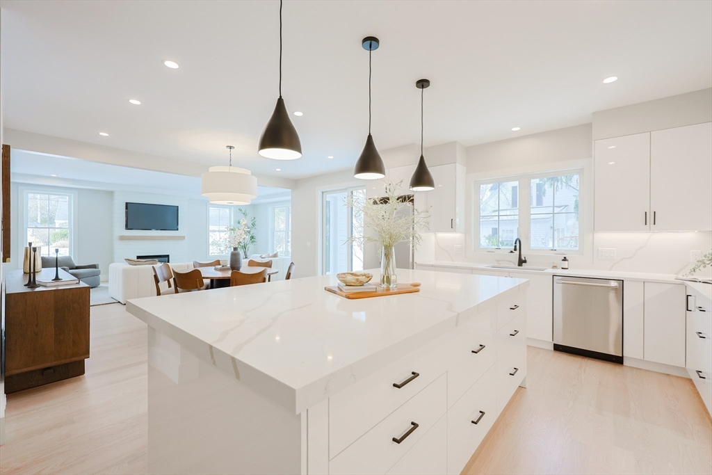 23 Pilgrim Road Wellesley, MA 02481 - Photo 10 of 30