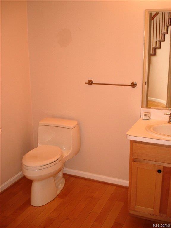 1190 Brunswick Rochester, MI 48309 - Photo 21 of 25 main floor half bath.JPG