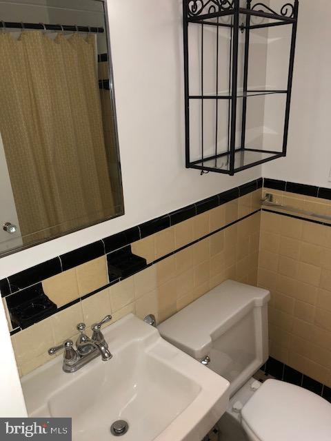 1 Scott Circle Northwest, Unit 814 Washington, DC 20036 - Photo 5 of 15 Charming bathroom with vintage tile accents.